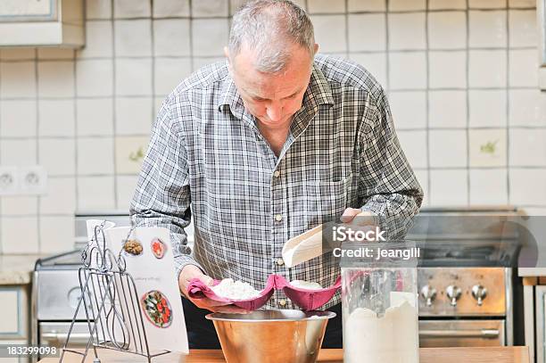 남자 측정 밀가루 브래지어 컵 가정 생활에 대한 스톡 사진 및 기타 이미지 - 가정 생활, 가정 주방, 가정의 방