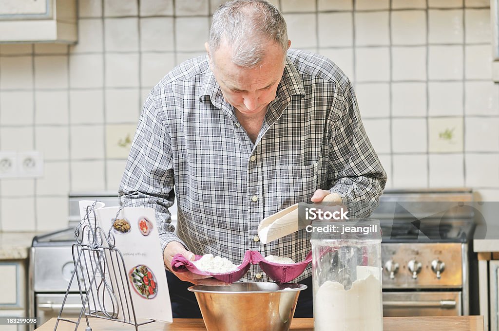 Человек, измерения Мука бюстгальтер с чашечками - Стоковые фото Американская культура роялти-фри