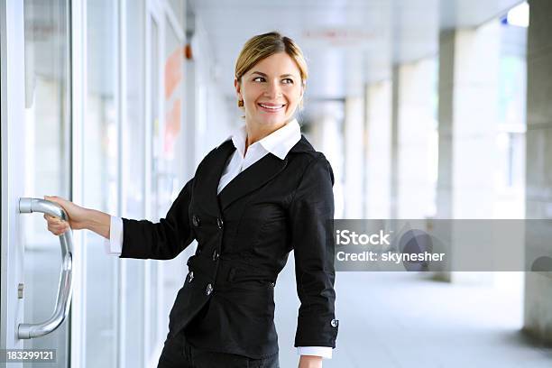 Schüler Mädchen Stand In Der Nähe Der Tür Stockfoto und mehr Bilder von Bürogebäude - Bürogebäude, Tür, Öffnen