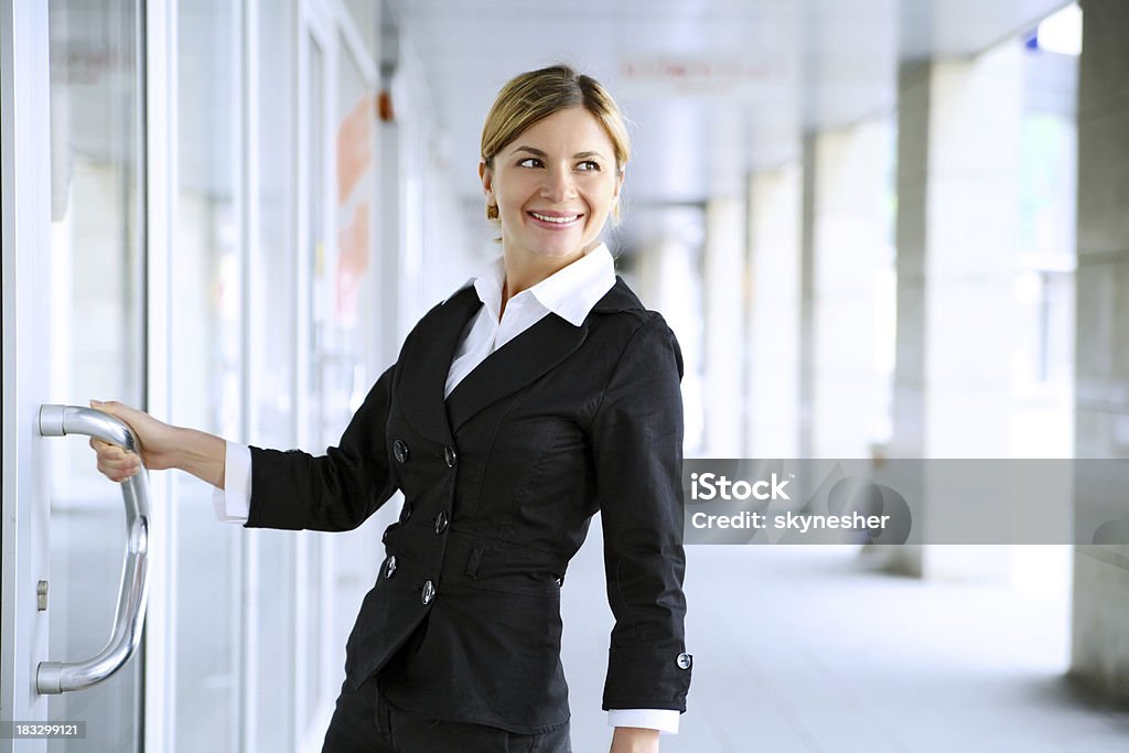 Rapariga estudante em pé perto da porta. - Royalty-free Abrir Foto de stock