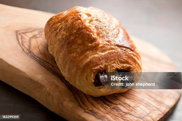 Photo libre de droit de Croissant Au Chocolat banque d'images et plus d'images libres de droit de Pain au chocolat - Pain au chocolat, Aliments et boissons, Croissant - Viennoiserie