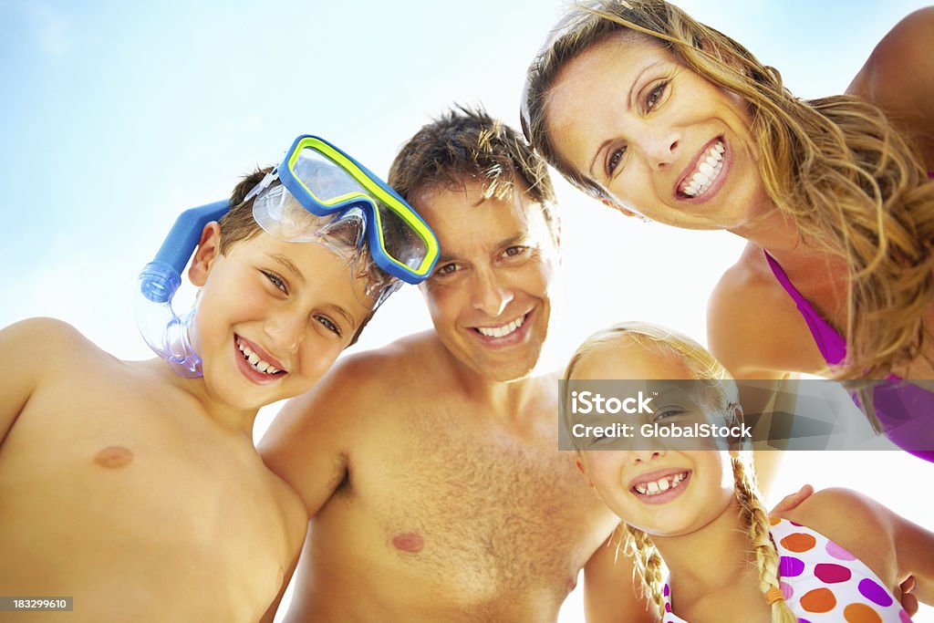 Feliz familia disfrutando de sus vacaciones - Foto de stock de Buceo con tubo libre de derechos
