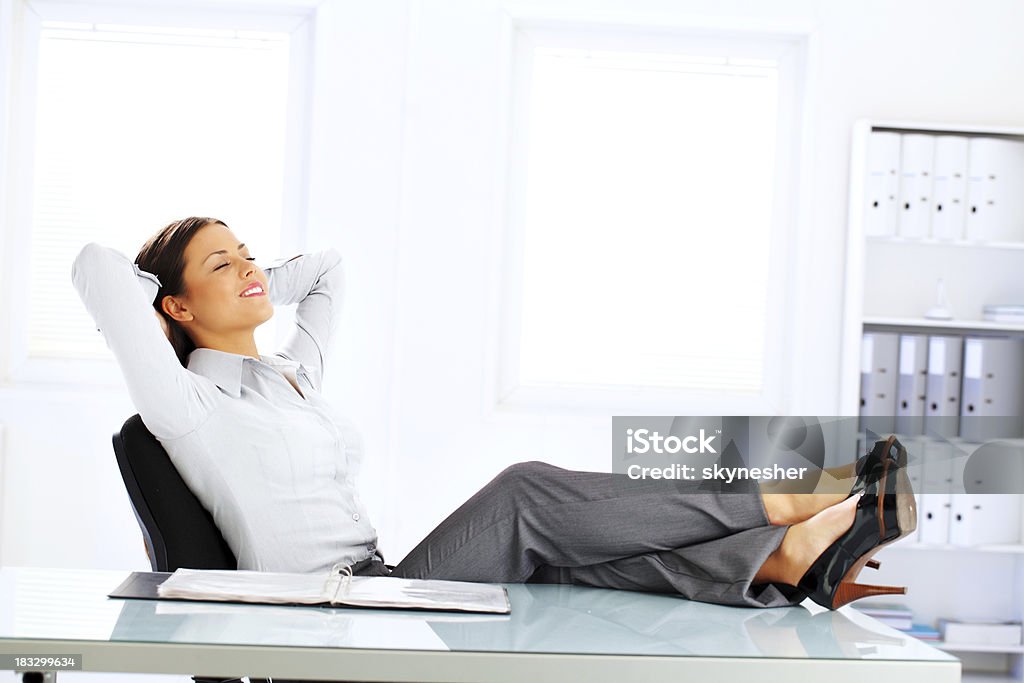 Привлекательный бизнес женщина, отдыхая в офисе - Стоковые фото Корпоративный бизнес роялти-фри