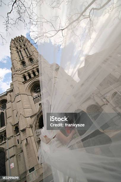 Foto de Corrida De Casamento No Igreja e mais fotos de stock de Acontecimentos da Vida - Acontecimentos da Vida, Casado, Casal