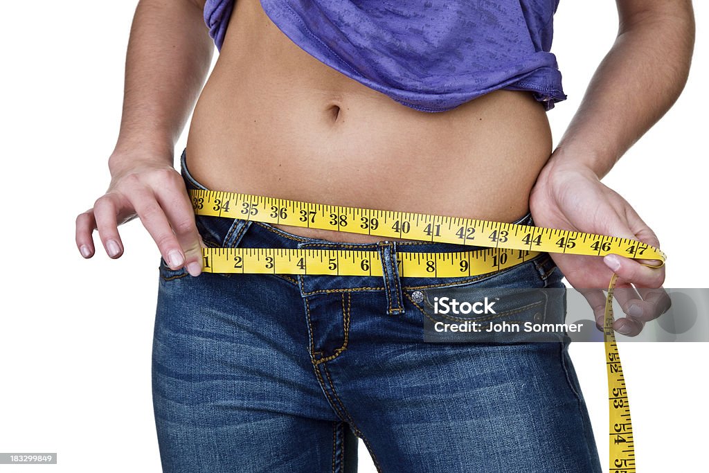Mujer medir su cintura - Foto de stock de 20 a 29 años libre de derechos