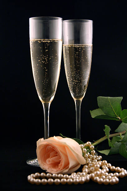 taças de champanhe com pêssego rose e pérolas - champagne pink bubble valentines day - fotografias e filmes do acervo