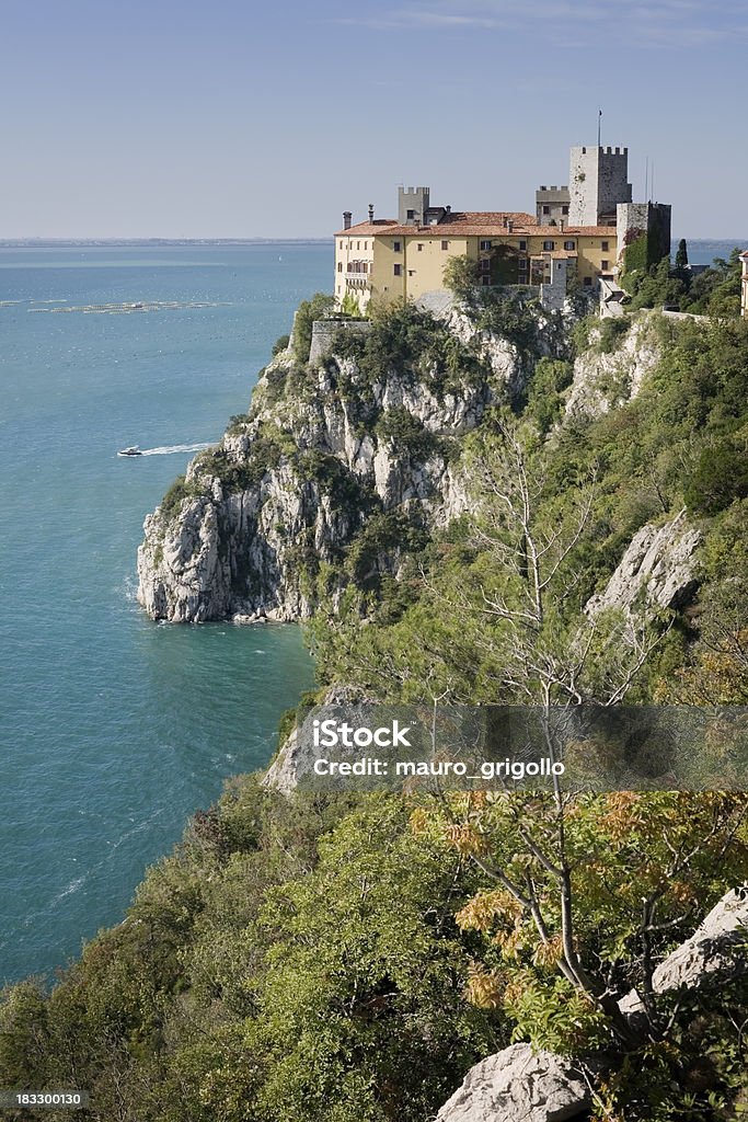 Castillo de Duino, Trieste. - Foto de stock de Italia libre de derechos