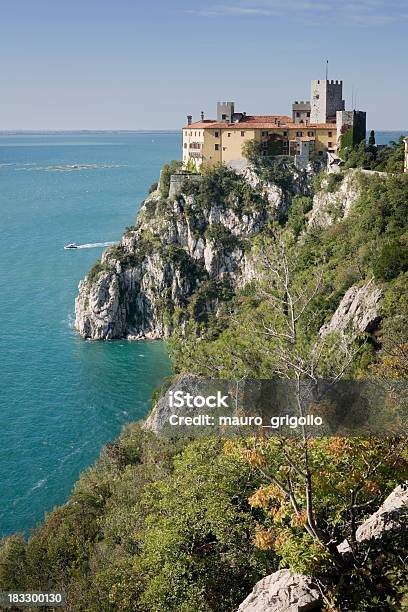 Photo libre de droit de Château De Duino De Trieste banque d'images et plus d'images libres de droit de Italie - Italie, Trieste, Arbre