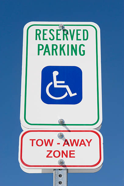 cartello stradale parcheggio per disabili - disablility foto e immagini stock