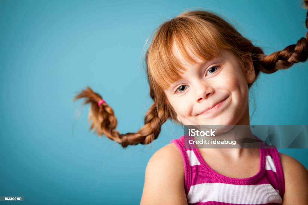 Rosso a pelo alto ragazza con trecce, un sorriso e rientranze - Foto stock royalty-free di Bambine femmine