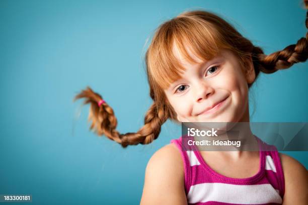 Rosso A Pelo Alto Ragazza Con Trecce Un Sorriso E Rientranze - Fotografie stock e altre immagini di Bambine femmine