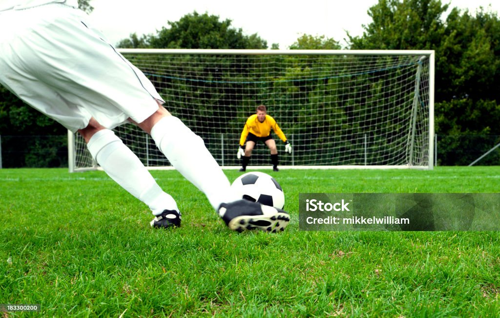 Football player realiza un tiro de penalti de fútbol de paso - Foto de stock de Aire libre libre de derechos