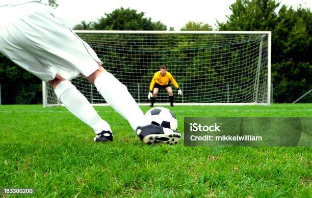 Football Player Realiza Un Tiro De Penalti De Fútbol De Paso Foto de stock y más banco de imágenes de Aire libre