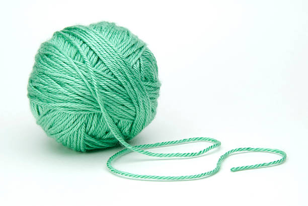 esfera verde de fios em fundo branco - yarn ball imagens e fotografias de stock