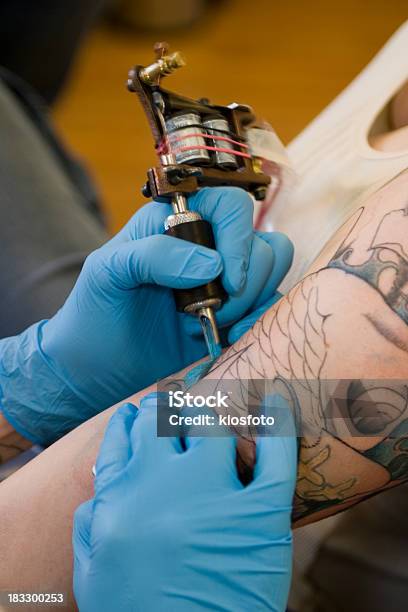 Foto de Fazendo Tatuagem Series e mais fotos de stock de Arma de Fogo - Arma de Fogo, Arte, Arte e Artesanato - Assunto