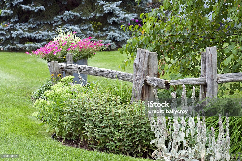 ガーデン、横木柵 - エゾマツのロイヤリティフリーストックフォト