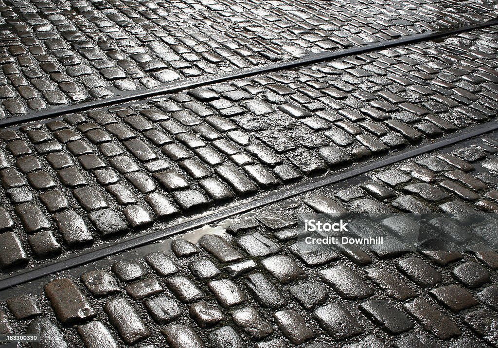 Sole sul bagnato strada acciottolata - Foto stock royalty-free di Manchester - Inghilterra