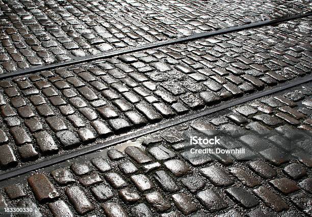 Sole Sul Bagnato Strada Acciottolata - Fotografie stock e altre immagini di Manchester - Inghilterra - Manchester - Inghilterra, Industria, Pioggia