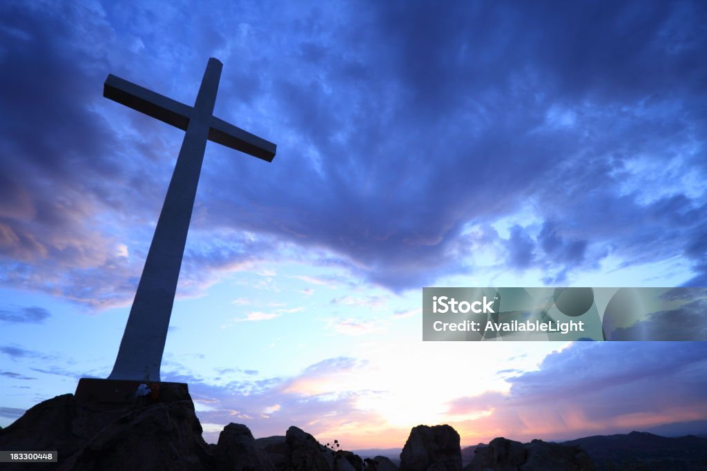 Krzyż na Hill na wschód słońca - Zbiór zdjęć royalty-free (Akcesoria religijne)
