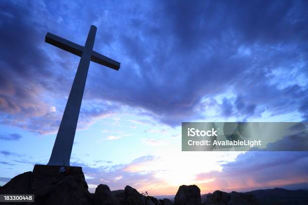 Krzyż Na Hill Na Wschód Słońca - zdjęcia stockowe i więcej obrazów Akcesoria religijne - Akcesoria religijne, Bez ludzi, Bóg