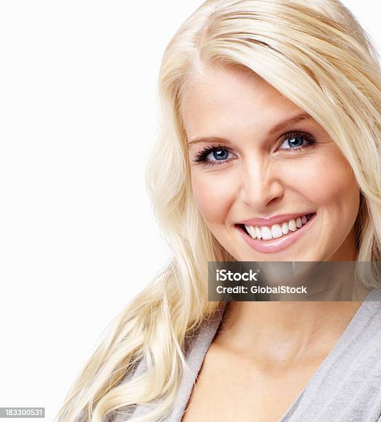 Jovens Caucasiana Mulher Sorridente Contra Fundo Branco - Fotografias de stock e mais imagens de 20-29 Anos