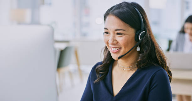 mujer, sonríe en la computadora y la comunicación del centro de llamadas, el servicio al cliente o el soporte de comercio electrónico en la oficina. asesor profesional, asistente virtual o consultor asiático para contacto y preguntas frecuentes sobre n - centro de llamadas fotografías e imágenes de stock