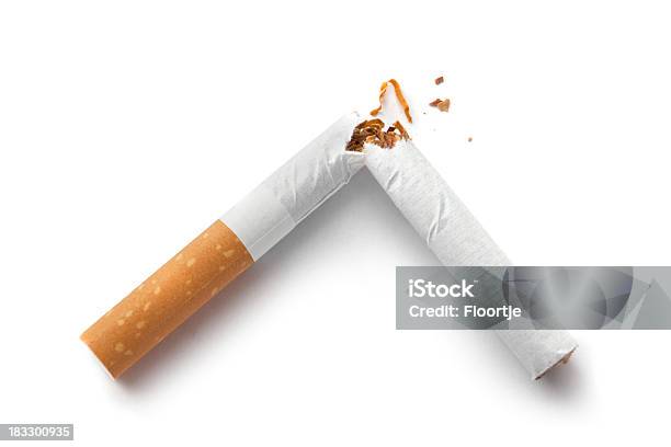 Objetos Cigarrillo Roto Foto de stock y más banco de imágenes de Cigarrillo - Cigarrillo, Fondo blanco, Fotografía - Imágenes