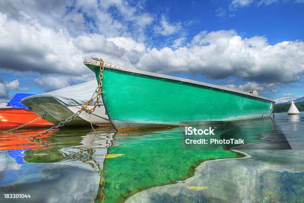 Połów Łódka Pływające Na Spokojne Jezioroxl - zdjęcia stockowe i więcej obrazów Alpy - Alpy, Annecy, Bez ludzi
