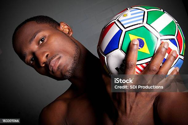 なサッカー選手保持ボール - 1人のストックフォトや画像を多数ご用意 - 1人, アウトフォーカス, アフリカ民族