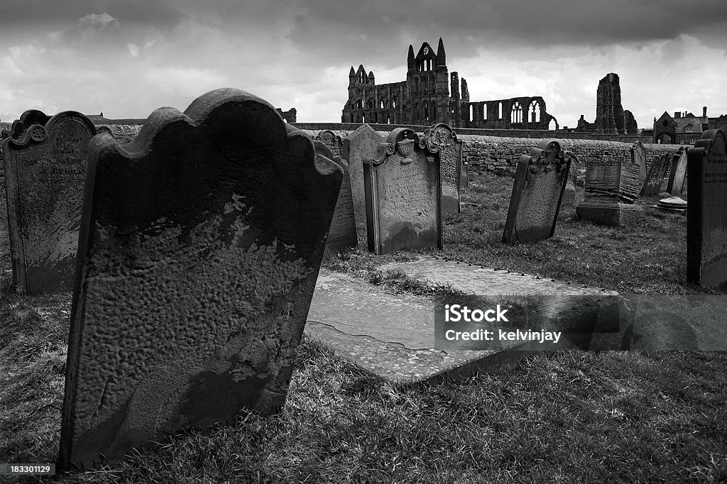 Abbazia di Whitby graves - Foto stock royalty-free di Lapide