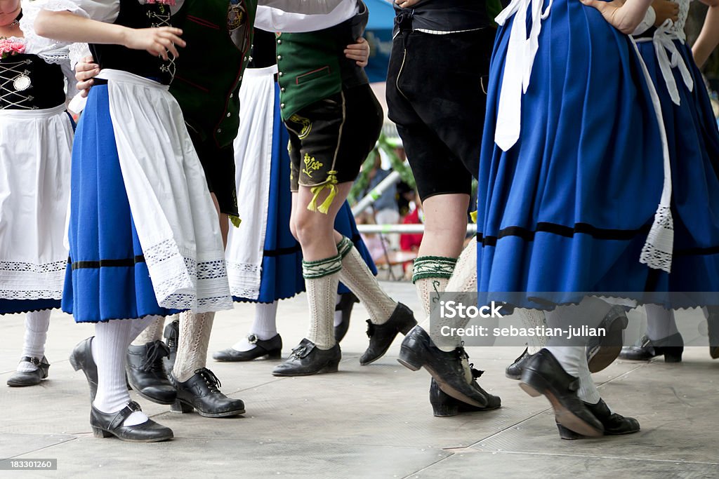 バイエルンの民族の祭り「オクトーバーフェスト」でダンス - 民族舞踊のロイヤリティフリーストックフォト