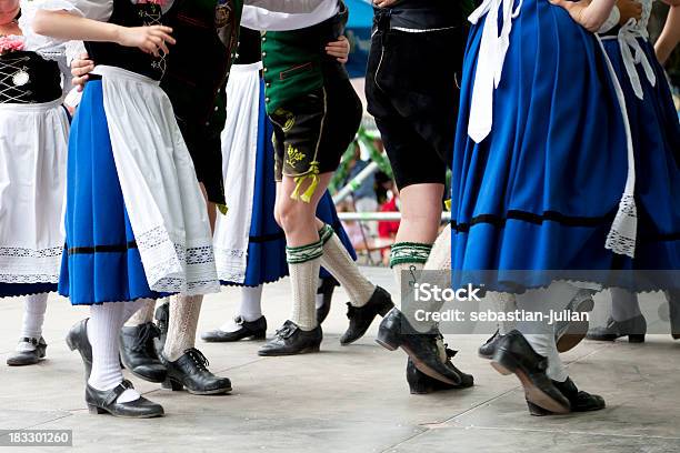 バイエルンの民族の祭りオクトーバーフェストでダンス - 民族舞踊のストックフォトや画像を多数ご用意 - 民族舞踊, スイス, ダーンドル