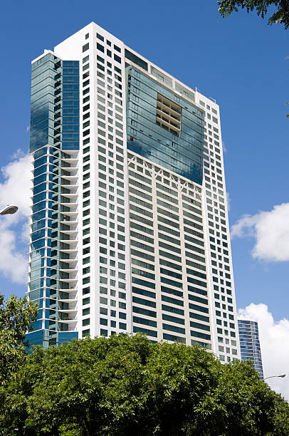 высоких небоскреба в гонолулу - built structure building exterior architecture waikiki стоковые фото и изображения