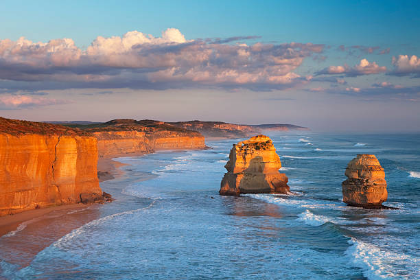 twelve apostles-bergkette auf die great ocean road, australien bei sonnenuntergang - australian culture landscape great ocean road beach stock-fotos und bilder