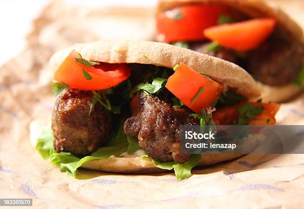 Kebab Em Orgânico Pão Árabe - Fotografias de stock e mais imagens de Carne - Carne, Comida, Comida do Médio Oriente