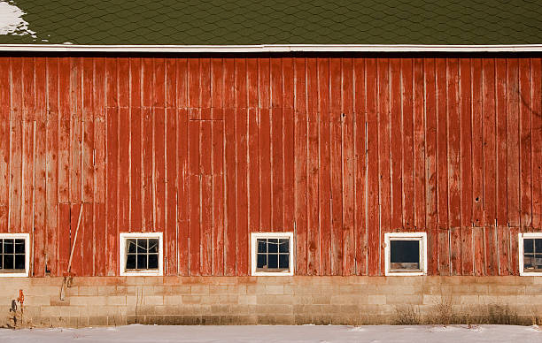 なサイドの古いバーン - barn red old door ストックフォトと画像