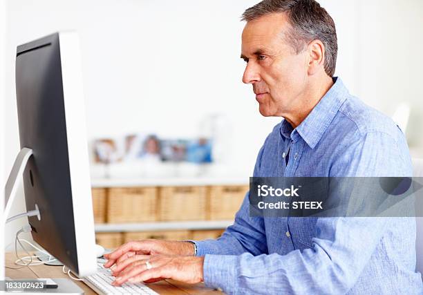 Dojrzały Człowiek Działa Na Komputerze W Domu - zdjęcia stockowe i więcej obrazów 50-59 lat - 50-59 lat, Korzystać z komputera, Mężczyźni
