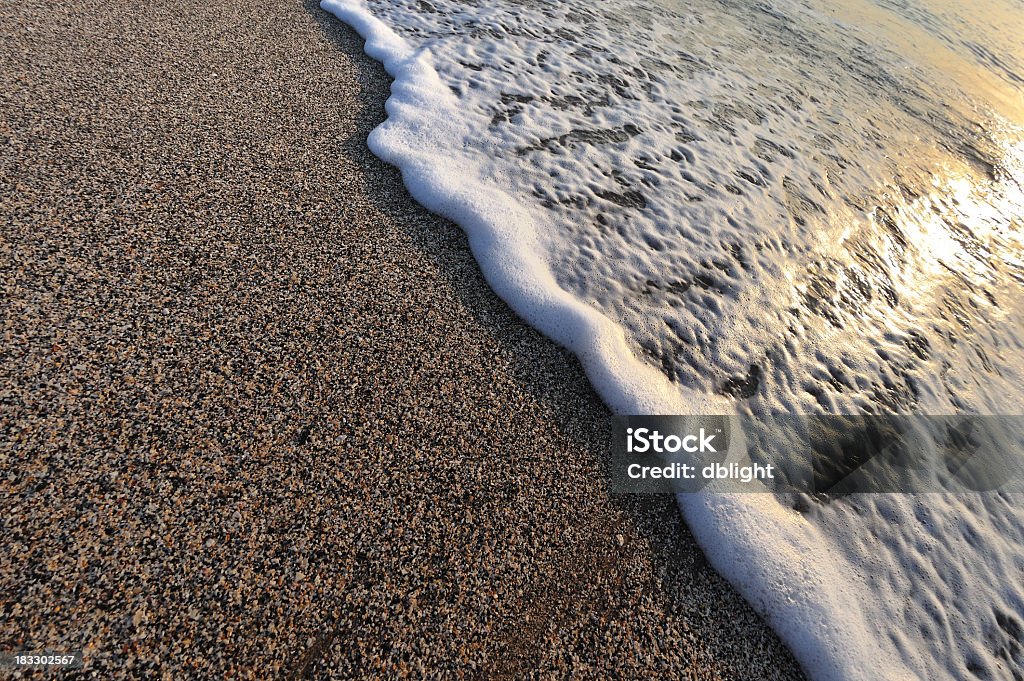 touching shore onda al mar - Foto de stock de Agua libre de derechos