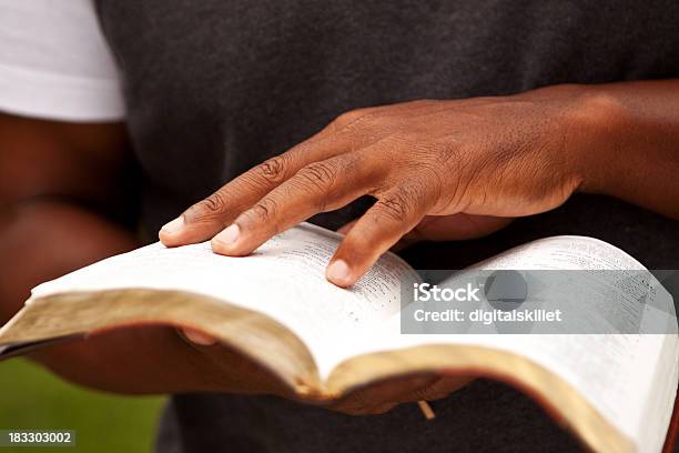 Hombre Leyendo Foto de stock y más banco de imágenes de Biblia - Biblia, Agarrar, Hombres
