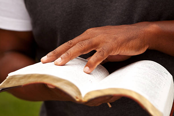 człowiek, czytanie - reading religious text black bible zdjęcia i obrazy z banku zdjęć