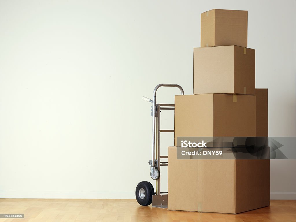Pilha de caixas em movimento ninho de um carrinho de mão - Foto de stock de Caixa - Recipiente royalty-free