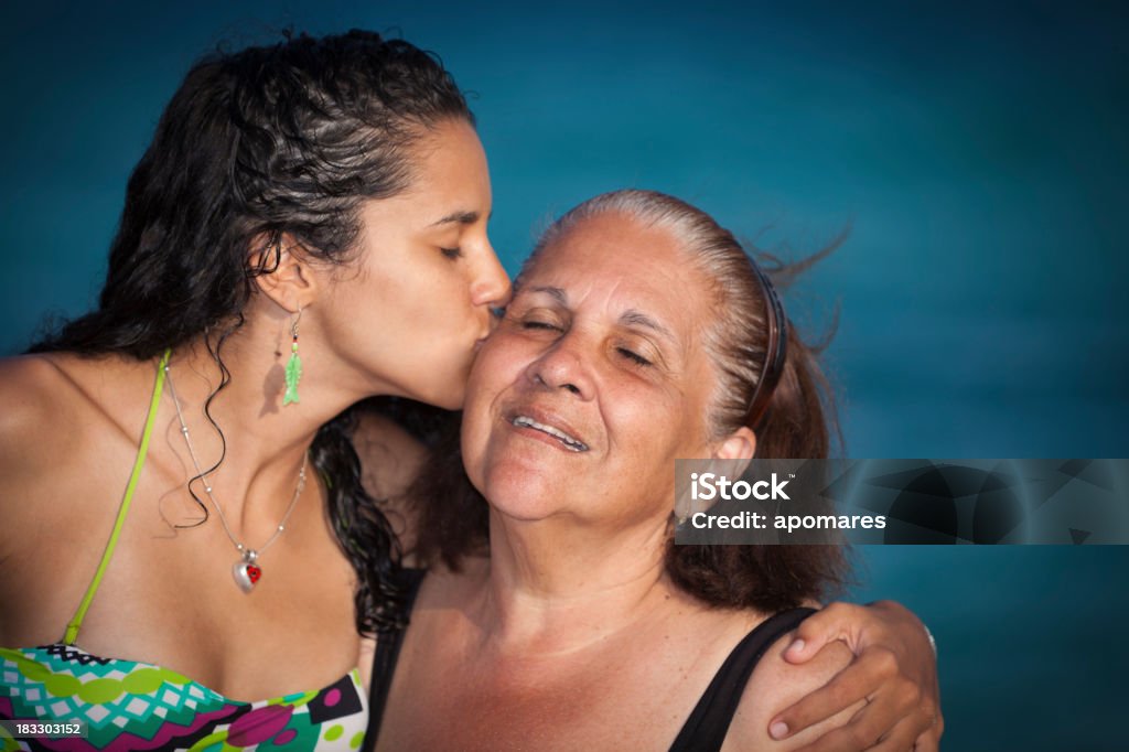Całować w Babka-rodzina miłości - Zbiór zdjęć royalty-free (Aktywni seniorzy)