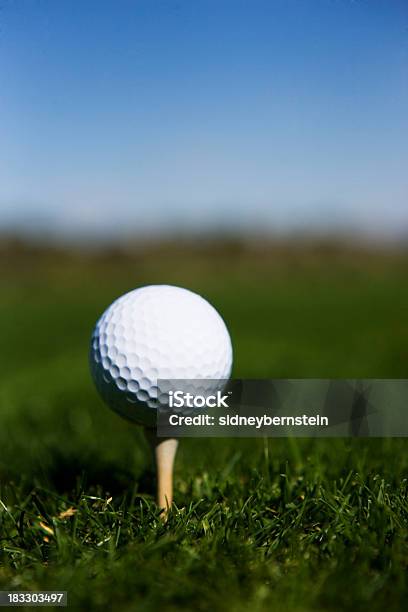 Golfball No Tee - Fotografias de stock e mais imagens de Azul - Azul, Bola, Bola de Golfe