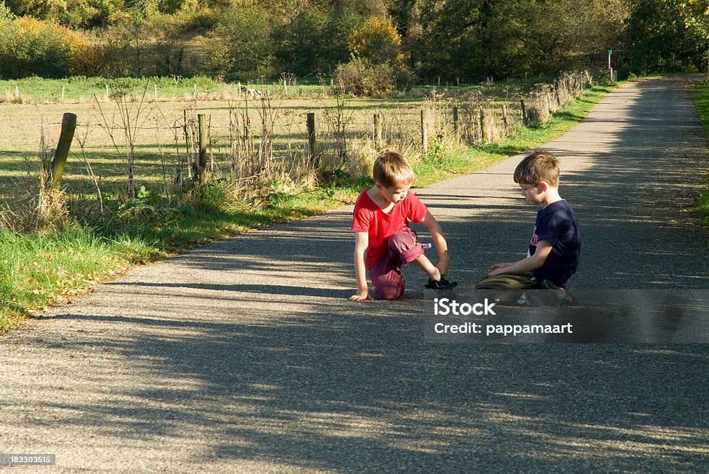 子供遊びに countryroad - 2人のロイヤリティフリーストックフォト