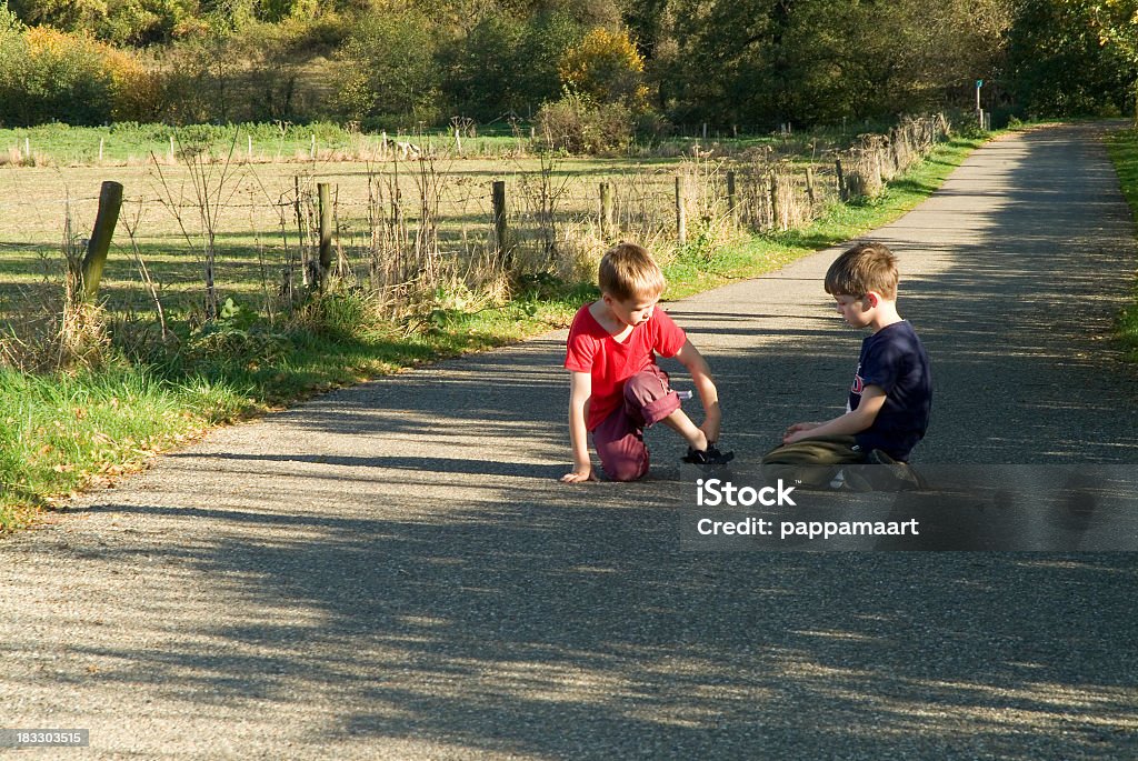 Дети играют на countryroad - Стоковые фото 4-5 лет роялти-фри