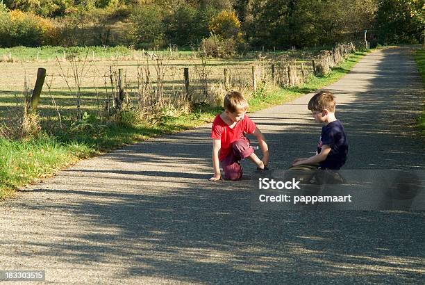 Дети Играют На Countryroad — стоковые фотографии и другие картинки 4-5 лет - 4-5 лет, 6-7 лет, Беззаботный