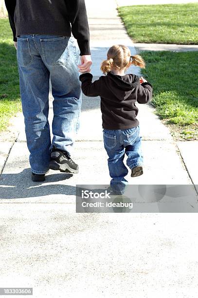 Colore Immagine Di Bambina Camminare Con Il Suo Papà - Fotografie stock e altre immagini di Bambino