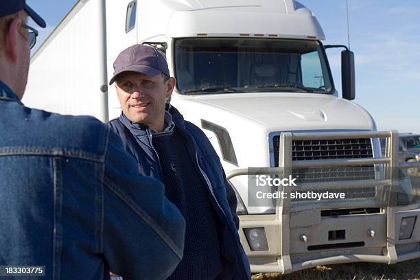 Trucker Conversa - Fotografias de stock e mais imagens de Discussão - Discussão, Falar, Motorista de Camião