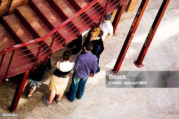 En Las Escaleras Foto de stock y más banco de imágenes de Faltar a clase - Faltar a clase, Niño, Adolescencia