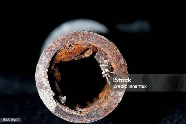 Rusty Galvinized Tubo Foto de stock y más banco de imágenes de Tubería - Tubería, Oxidado, Caño de agua